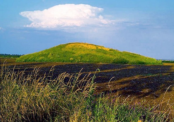 Image - A view of the Chortomlyk kurhan.